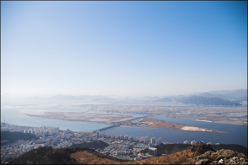 정상에서  을숙도와 김해평야, 낙동강 하구를 내려본 모습 